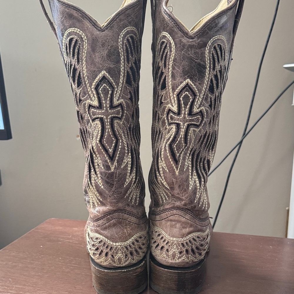 Corral Boots with beautiful Cross and wings design - Picture 7 of 8